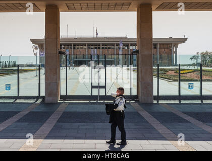 Eine Wache vor der Knesset, das israelische Parlamentsgebäude Stockfoto