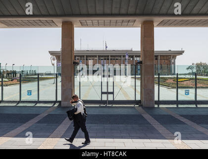 Eine Wache vor der Knesset, das israelische Parlamentsgebäude Stockfoto