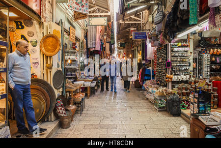 Touristen und Einheimische am Jerusalemer Altstadt Markt bekannt für seine bunten orientalischen waren, von Souvenirs, traditionelle mittleren Ester Essen. Stockfoto