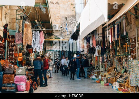 Touristen und Einheimische am Jerusalemer Altstadt Markt bekannt für seine bunten orientalischen waren, von Souvenirs, traditionelle mittleren Ester Essen. Stockfoto