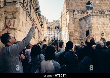 Touristen und Einheimische in der Altstadt von Jerusalem, Israel Stockfoto