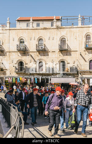 Touristen und Einheimische in der Altstadt von Jerusalem, Israel Stockfoto