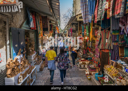 Touristen und Einheimische am Jerusalemer Altstadt Markt bekannt für seine bunten orientalischen waren, von Souvenirs, traditionelle mittleren Ester Essen. Stockfoto