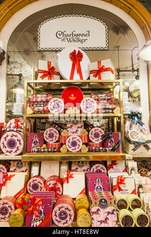 England, London, Knightsbridge, Harrods, Foodhall Charbonnel et Walker Schokolade Display Stockfoto