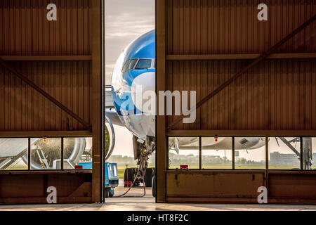 Blaue Flugzeug vor öffnete der Hälfte, Hangar, Flughafen Schiphol, Amsterdam, Niederlande Stockfoto