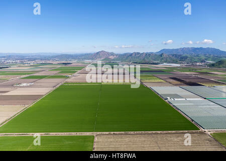 Luftbild von Äckern und Santa Monica Berge Parks in der Nähe von Camarillo in Ventura County, Kalifornien. Stockfoto