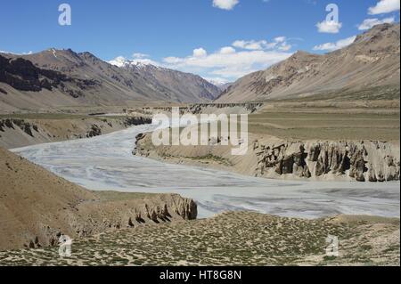 Tsarap Fluss Schmelzwasser und seine Berg-Quelle in Kaschmir, zwischen Sarchu und Pang. Stockfoto