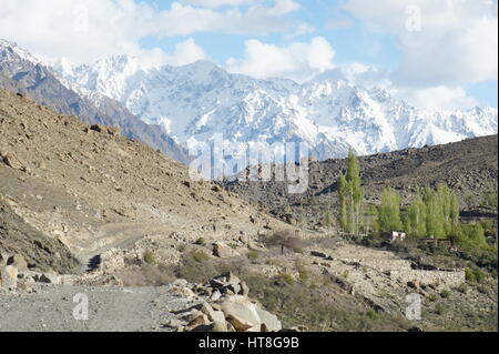 Ein Blick auf Borit Lake und Campingplatz umgeben von schneebedeckten Bergen in Pakistan. Stockfoto