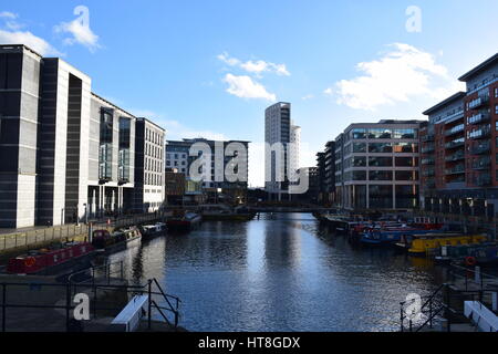 Leeds Dock ist eine gemischte Entwicklung mit Einzelhandel, Büro und Freizeit Präsenz durch den Fluss Aire im Zentrum von Leeds, West Yorkshire, England. Stockfoto