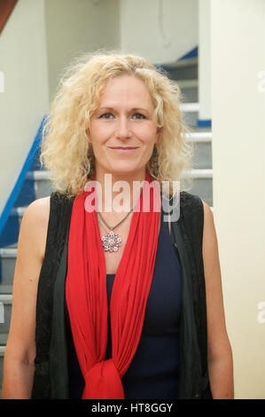 Zoe Schwarz Blau Aufregung im Studio Stockfoto