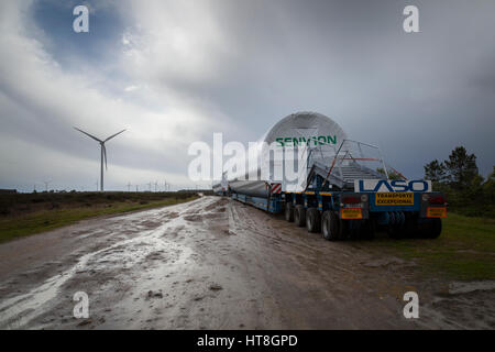 Erneuerbare Energien. Transport von Windkraftanlagen in der Algarve, Portugal Stockfoto