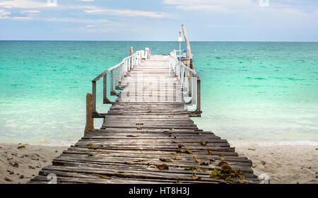 Hölzerne Dock in Thailand am Meer tropisches Paradies Stockfoto