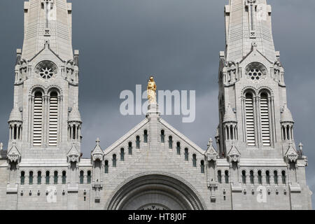 Statue der Heiligen Anna mit Enkel Jesus im Arm auf der Basilika Sainte-Anne-de-Beaupré Stockfoto