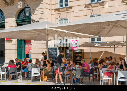 Straßencafé im Museumsquartier, Wien, Österreich Stockfoto