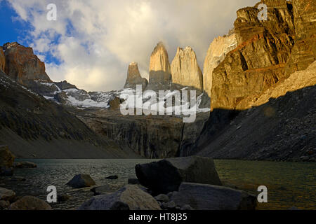 Dawn Licht auf Bergen von Torres del Paine (Türme von Paine), riesige Granitblöcke Türmen in den Patagonischen Anden Nationalpark in Chile Stockfoto