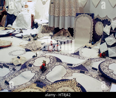 Spitzen Produkte zum Verkauf in einem Schaufenster, Brügge, Belgien. Stockfoto