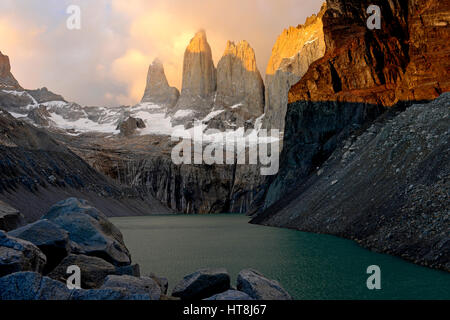 Dawn Licht auf Bergen von Torres del Paine (Türme von Paine), riesige Granitblöcke Türmen in den Patagonischen Anden Nationalpark in Chile Stockfoto