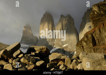 Dawn Licht auf Bergen von Torres del Paine (Türme von Paine), riesige Granitblöcke Türmen in den Patagonischen Anden Nationalpark in Chile Stockfoto