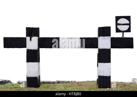 Sackgasse nicht durch Zug Eisenbahn Verkehrszeichen, isoliert verwitterten alten Grunge Züge Eisenbahn Stop Symbol Signal Signage, schwarz / weiß gestreift Stockfoto