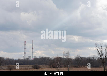 Kraftwerk an einem bewölkten Tag, Lichtstrahl Stockfoto
