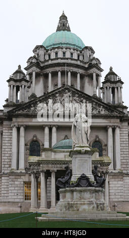 Die Front des Rathauses in Belfast. Der Haupteingang des Gebäudes ist in Donegall Square North, Belfast, Nordirland. Stockfoto