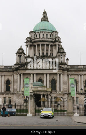 Die Front des Rathauses in Belfast. Der Haupteingang des Gebäudes ist in Donegall Square North, Belfast, Nordirland. Stockfoto