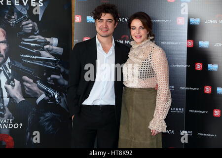 Roma, Italien. 8. März 2017. Italienische Schauspieler Riccardo Scamarcio und Claudia Gerini beim Fototermin des Films "John Wick - Capitolo 2", Spielfilm von Chad Stahelski Credit: Matteo Nardone/Pacific Press/Alamy Live News Stockfoto