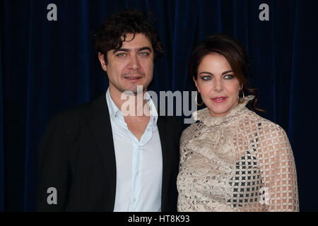 Roma, Italien. 8. März 2017. Italienische Schauspieler Riccardo Scamarcio und Claudia Gerini beim Fototermin des Films "John Wick - Capitolo 2", Spielfilm von Chad Stahelski Credit: Matteo Nardone/Pacific Press/Alamy Live News Stockfoto