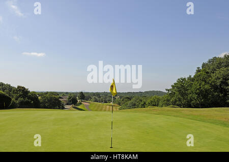 Blick zurück über 1. Grün auf Fairway mit London Skyline im Hintergrund, West Essex Golf Club, Chingford, Essex, England Stockfoto