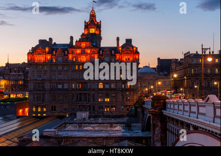 Das Balmoral Hotel von North Bridge Edinburgh bei Sonnenuntergang in einer Sommernacht Stockfoto