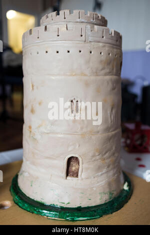 Schloss Hochzeitstorte inspiriert von den großen halten Pembroke Castle in Wales Stockfoto