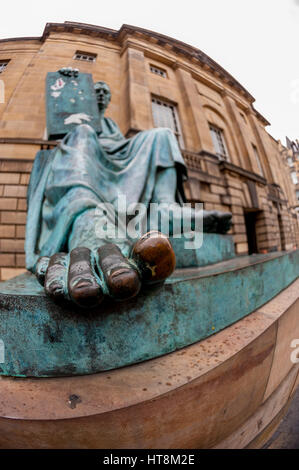 Der große Zeh der Statue von Hume auf der Royal Mile in Edinburgh. Durch berühren poliert von Passanten. Stockfoto