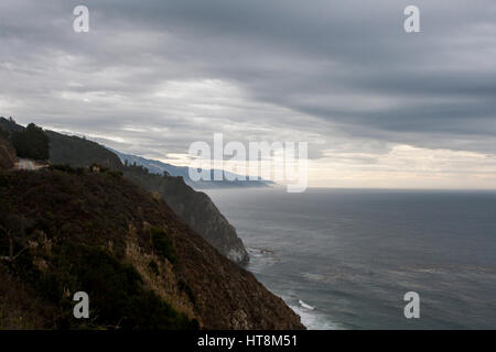 Sturm kommt den Pazifik, Blick nach Süden auf dem Highway 1 in Big Sur, Kalifornien. Stockfoto