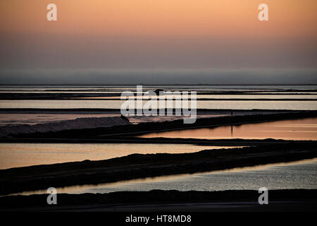 Sonnenuntergang über Salz Verdunstung Teiche an Sandwich Harbour in Namibia Stockfoto