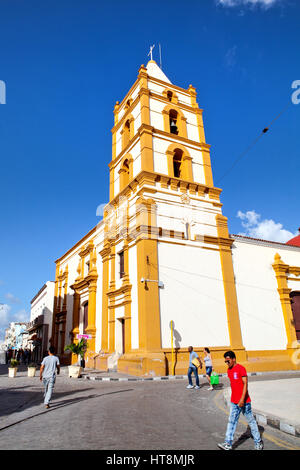 Camagüey, Kuba - 19. Dezember 2016: The Soledad Kirche in Camaguey. Einige Menschen gehen auf der Straße vor der Kirche Stockfoto