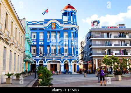 Camagüey, Kuba - 19. Dezember 2016: Einige Touristen und Einheimische auf der Plaza de Los Trabajadores Square im Zentrum von Camagüey. Stockfoto