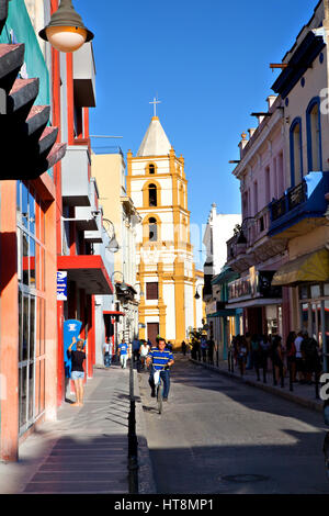 Camagüey, Kuba - 19. Dezember 2016: The Soledad Kirche in Camaguey. Einige Menschen gehen auf der Straße vor der Kirche Stockfoto