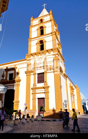 Camagüey, Kuba - 19. Dezember 2016: The Soledad Kirche in Camaguey. Einige Menschen gehen auf der Straße vor der Kirche Stockfoto