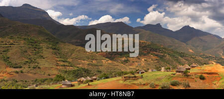 Ein Dorf mit Rundhütten, traditionellen Häusern, in den Bergen von Lesotho. Stockfoto