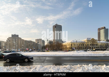 Bukarest, Rumänien - 12. Januar 2017: Sonniger Wintertag nach einem starken Schneesturm In der Innenstadt von Bukarest Stadt. Stockfoto