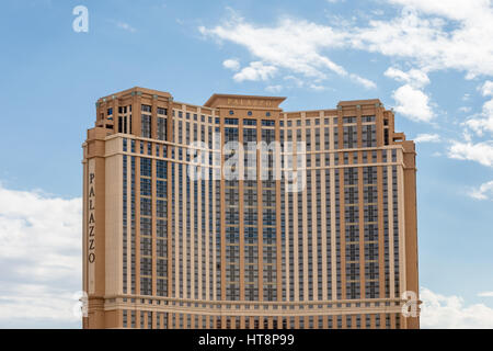 Las Vegas, USA - 28. Oktober 2016: Palazzo Hotel in Las Vegas, NV set vor einem blauen Himmel.  Der Palazzo ist das höchste abgeschlossene Gebäude in NV und ma Stockfoto