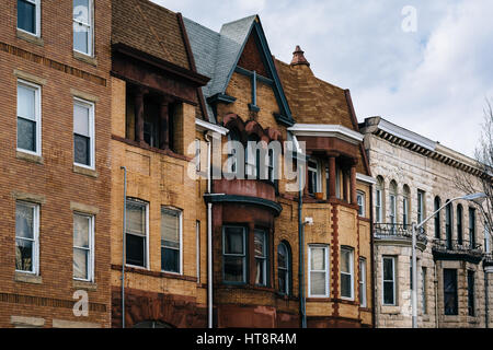 Architektonische Details von Reihenhäusern in der Station North Arts and Entertainment District, in Baltimore, Maryland. Stockfoto