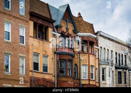 Architektonische Details von Reihenhäusern in der Station North Arts and Entertainment District, in Baltimore, Maryland. Stockfoto