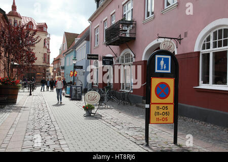 Eine gepflasterte Straße, Apgränd, im Zentrum der kleinen Stadt von Ystad, Schweden Stockfoto