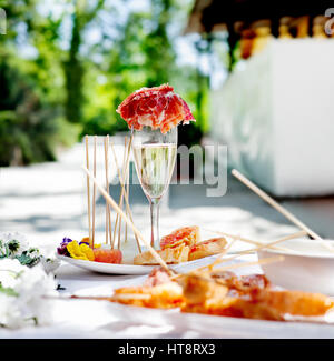 Outdoor catering. Essen Veranstaltungen und Feiern. Champagner und Ham Stockfoto