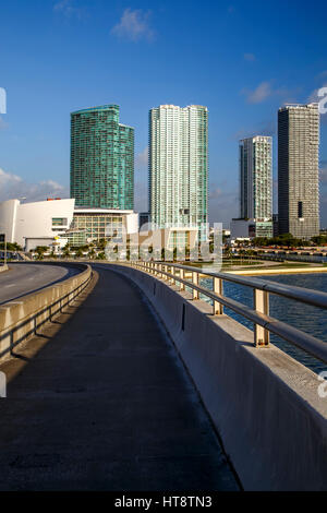 Hafen Blvd. Brücke, American Airlines Arena und Wolkenkratzer, Miami, Florida Stockfoto