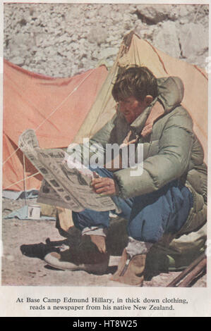 Foto von Sir Edmund Hilary Zeitunglesen im Basislager in der Everest-Expedition von 1953 und die erfolgreiche Gipfel am 29. Mai 1953. Gescanntes Foto von The Times Everest Ergänzung veröffentlicht 1953 Stockfoto