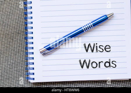 Weise Worte Text Konzept schreiben auf notebook Stockfoto