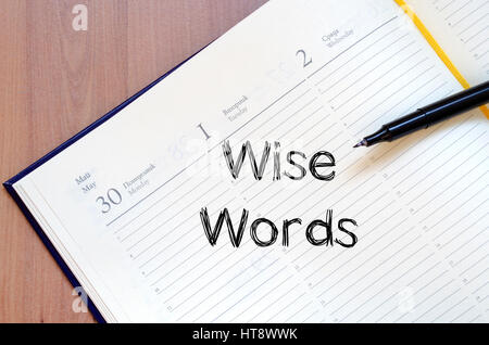 Weise Worte Text Konzept schreiben auf notebook Stockfoto