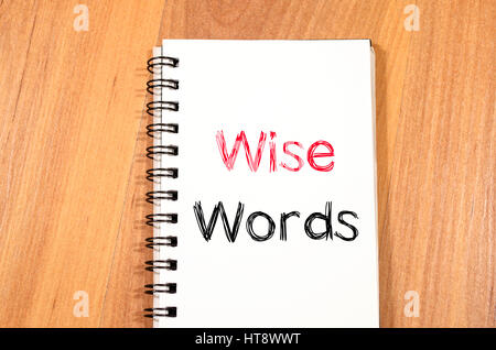 Weise Worte Text Konzept schreiben auf notebook Stockfoto